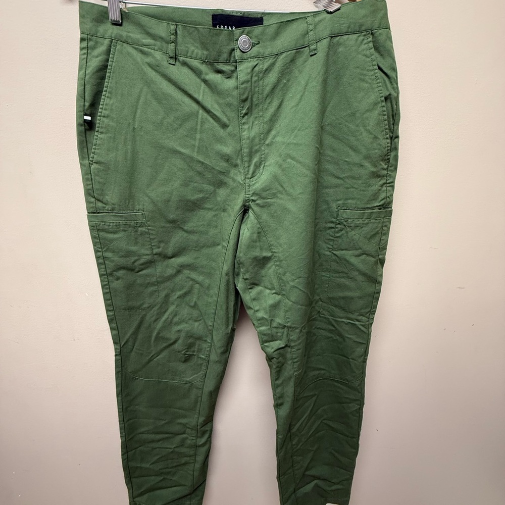 Green Cargo Pants with Relaxed Fit and Matte Finish